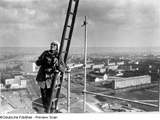 Walter Hahn beim Fotografieren des Goldenen Mannes auf dem Rathausturm des Neuen Rathauses 1963
Fotograf: Karl Thomas 
[Deutsche Fotothek #314817]