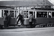 Straßenbahn-Trittbrettfahrer, Leipzig 1948 (Foto: Karl Heinz Mai)
[Fotothek Mai, Leipzig #MH 002]