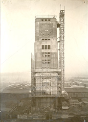 Bau des Uhrenturms als Wasserturm auf dem Gelände des Singer-Nähmaschinenwerkes in den Jahren 1928/1929 (Stadtmuseum Wittenberge)